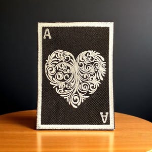 Patch bordado Ace of Hearts – 3" x 4" | Costura, Passar a Ferro ou Gancho de Apoio