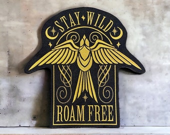 Broderad lapp med texten Stay Wild Roam Free Bird – Stryk-på eller sy-på – Anpassade färger och storlekar tillgängliga