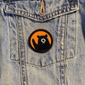 Parche bordado de oso saludando: aplique termoadhesivo o cosible