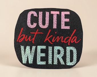 刺繍ワッペン：「But Kinda Weird」レトロテキストデザイン（3.86 x 3.27インチ）