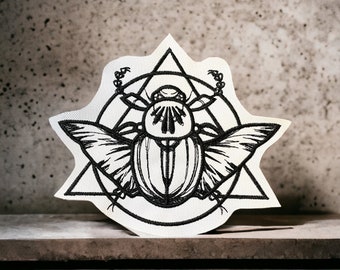 Broderad lapp med scarabbagge - mystisk egyptisk design