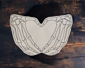 Broderad lapp med skelett- och hjärtan – gotisk stryk-på-applikation