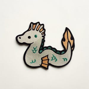 Parche bordado Kawaii del monstruo del lago Ness – Diseño de serpiente marina
