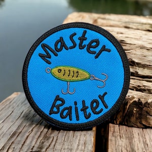 Master Baiter Gestickter Aufnäher, Aufnäher zum Aufbügeln, Aufnähen, Hakenrücken, Angeln Humor, Geschenk für Angler, Aufnäher für Hüte, Jacken, Größen: 3 "und 4"