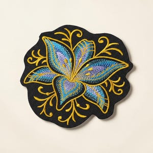 Aplique floral bordado com lírio dourado elegante
