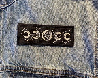 Broderad lapp med månfaser: Stryk-på-applikation i vintagestil med himmelsfärger