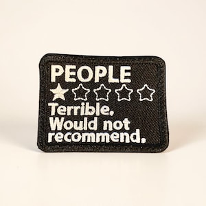 Può includere: Toppa rettangolare nera con testo ricamato bianco e valutazione a stelle. Il testo recita "PEOPLE" sopra una valutazione di una stella, seguito da "Terrible, Would not recommend."