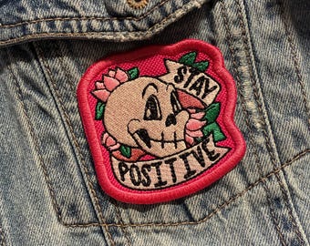 Stay Positive Broderad Dödskalle & Blommor Patch - Sy på, Stryk på eller Hekte på baksidan - Handgjord