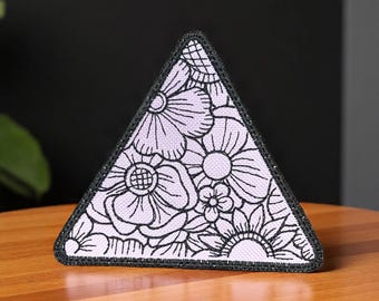 Broderad lapp med triangelmotiv och blommande blommor, naturinspirerad