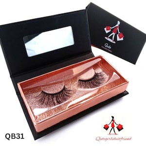 Könnte beinhalten: Eine schwarze und roségoldene Wimpernbox mit einem Spiegel und zwei Paar falschen Wimpern. Die Box trägt den Text "Qute Girls Best Friend" auf der Außenseite.