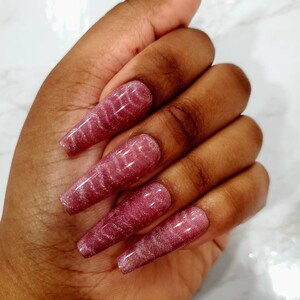 Mauve Magnetic Wave Chic Press-On Nails (Pink-Mauve, Magnetic Waves Design, Stylish, Long Coffin)