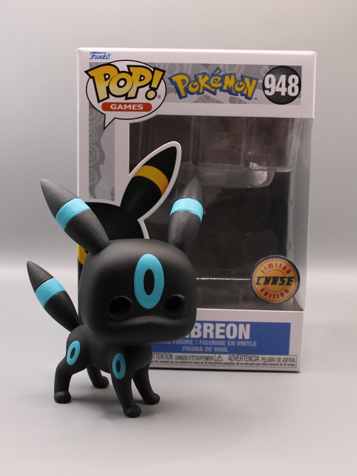 光沢のあるブラッキーのカスタムペイントされた Funko Pop! フィギュア