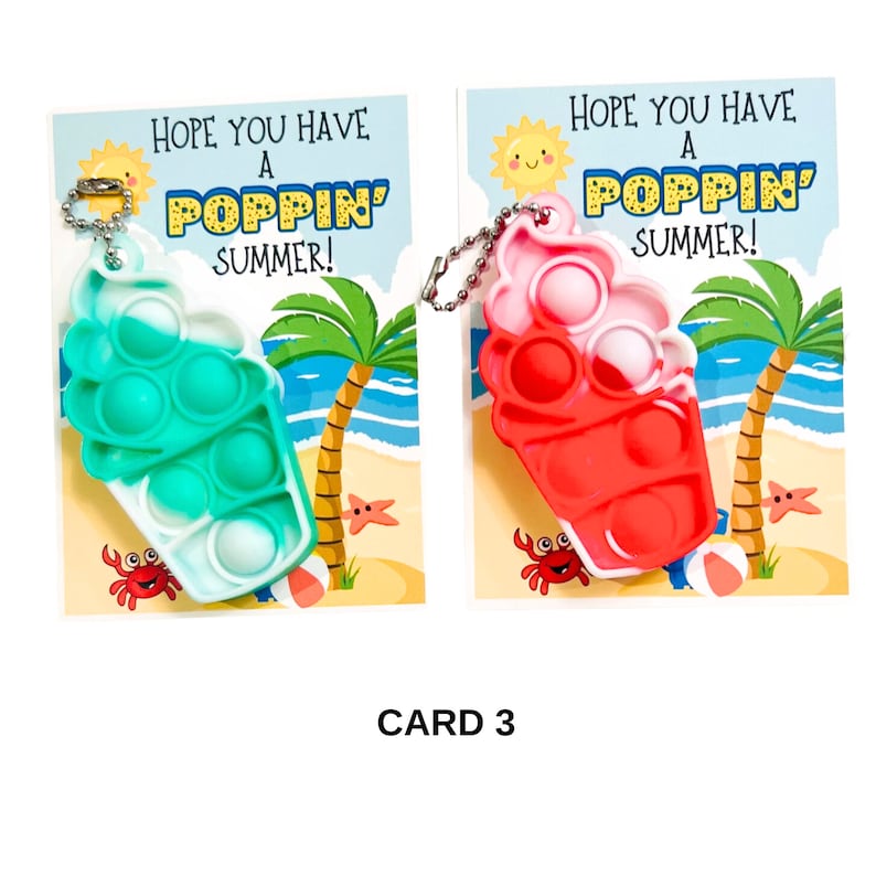 K&ouml;nnte beinhalten: Zwei Karten mit einem Sommerthema. Jede Karte hat einen Pop-it-Schl&uuml;sselanh&auml;nger in Form eines Eisbechers. Eine Karte hat einen gr&uuml;n-wei&szlig;en Pop-it und die andere einen rot-wei&szlig;en Pop-it. Die Karten sagen "Ich hoffe, du hast einen tollen Sommer!"