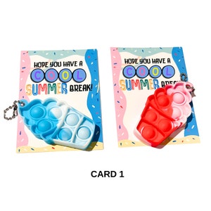 K&ouml;nnte beinhalten: Zwei bunte Karten mit dem Text "HOPE YOU HAVE A COOL SUMMER BREAK!" und einem Pop-it-Spielzeug in Form eines Eisbechers, das an jede Karte befestigt ist. Das Pop-it auf der linken Karte ist blau und wei&szlig;, und das Pop-it auf der rechten Karte ist rot und pink.