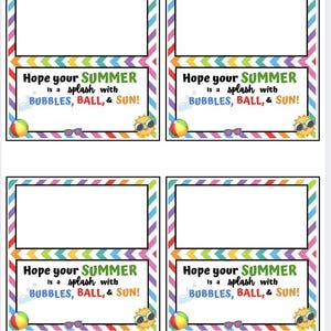 Könnte beinhalten: Vier farbenfrohe Sommerkarten mit einem weißen rechteckigen Bereich für Text. Jede Karte hat einen Regenbogen-gestreiften Rand und den Text "Hope your SUMMER is a splash with BUBBLES, BALL, & SUN!" mit Sonne, Ball und Sonnenbrillen-Grafiken.