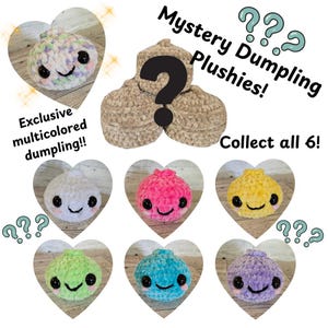 Puede incluir: Una colección de seis pequeños peluches de dumpling tejidos a ganchillo en blanco, rosa, amarillo, verde, azul y morado, además de una versión multicolor. Cada uno tiene ojos de seguridad negros y una sonrisa bordada. El texto dice Mystery Dumpling Plushies!