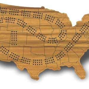Può includere: Una mappa in legno degli Stati Uniti con punti neri che rappresentano le città. La mappa è un tabellone di gioco per un gioco a tema di viaggio.