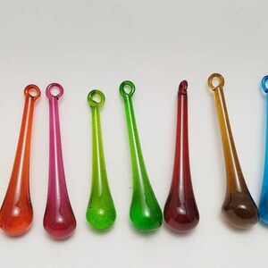 Bunte Tropfen aus mundgeblasenem Glas