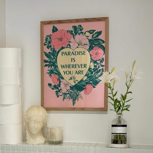 Póster tipográfico floral inspirado en los años 70: «El paraíso está dondequiera que estés» - Impresión artística - Decoración pastel para el hogar