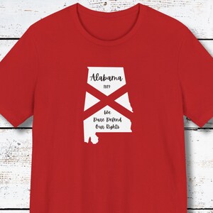 Alabama State Karte T-Shirt, Unisex Rundhals-T-Shirt, Yellowhammer State Motto: Wir wagen die Verteidigung unserer Rechte, Rot-Weiß-minimalistisches Design