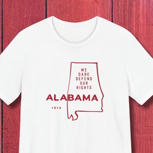 T-shirt carte de l'État de l'Alabama, t-shirt graphique unisexe à col rond, devise de l'État de Yellowhammer : nous osons défendre nos droits, design minimaliste