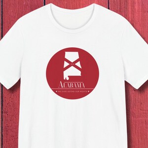 Camiseta com mapa do estado do Alabama, camiseta unissex com gola redonda, lema do estado de Yellowhammer: Ousamos defender nossos direitos, design minimalista