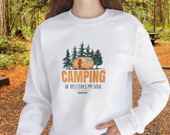 Sudadera de camping inspiradora, sudadera Christian Camper, diseño minimalista, sudadera cómoda con cuello redondo, Salmo 23: Él restaura mi alma