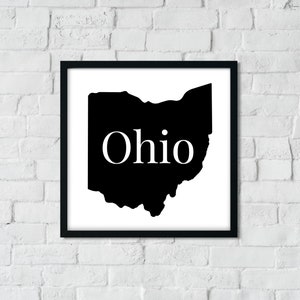 Può includere: Stampa in bianco e nero dello stato dell'Ohio con la parola "Ohio" in testo bianco.