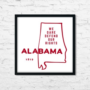 Alabama State Motto Digitaler Download Kunstdruck, hochauflösende rot-weiße Bundesstaatskarte mit Sans Serif-Schriftarten