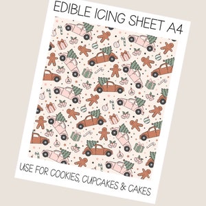 Könnte beinhalten: Essbares Zuckergussblatt A4 mit einem sich wiederholenden Muster aus braunen und rosa Autos, die Weihnachtsbäume, Lebkuchenmänner und Geschenke transportieren. Der Text "EDIBLE ICING SHEET A4" und "USE FOR COOKIES, CUPCAKES & CAKES" ist aufgedruckt.