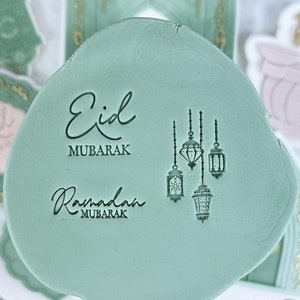 Op de afbeelding: Een groene siliconen mal met de tekst "Eid Mubarak" en "Ramadan Mubarak" en een ontwerp van hangende lantaarns.
