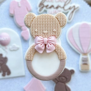 Giocattolo in rattan Bearly Possiamo aspettare Bearly Timbro con scritta in rilievo e tagliapasta per biscotti Tagliapasta per biscotti per baby shower Timbro per biscotti