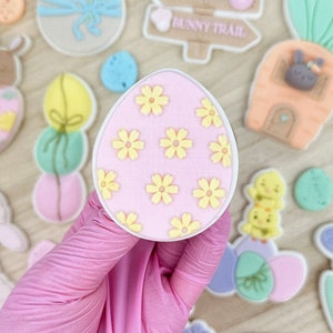 Uovo dipinto con fiori di margherita Pop Up Pasqua fondente goffratore timbro biscotto tagliabiscotti
