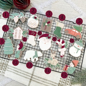 Peut inclure: Assortiment de biscuits de Noël décorés, comprenant des motifs de Père Noël, de bonhomme de neige et de sapin. Les biscuits sont décorés de glaçage rouge, vert et blanc et disposés sur une grille de refroidissement.