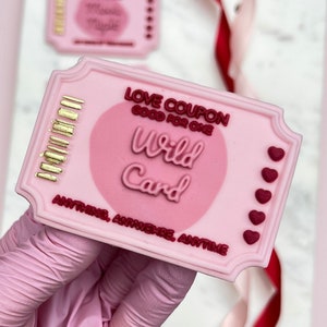 Cortador de galletas y sello en relieve con forma de comodín Love Coupon