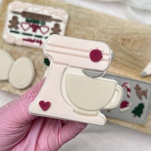 Timbro per biscotti a rilievo pop-up "Küchenmaschine Christmas Bakery" con tagliabiscotti abbinato e stencil per biscotti di zucchero.