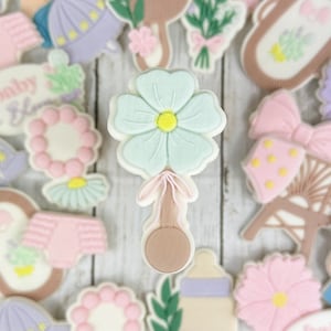 Baby rammelaar Wildflower Baby in Bloom reliëfstempel en koekjesvorm Baby shower koekjesvorm Koekjesstempel