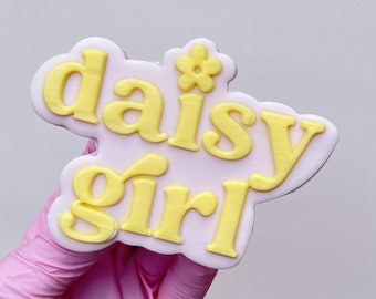 Sello de fondant con estampado de letras Daisy Girl con cortador de galletas