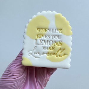 Könnte beinhalten: Ein weißer Keks mit gelben, limonenförmigen Designs und dem Text "When life gives you lemons make Limoncello".