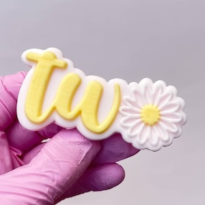 Timbro in rilievo con scritta "Two Daisy" e tagliabiscotti