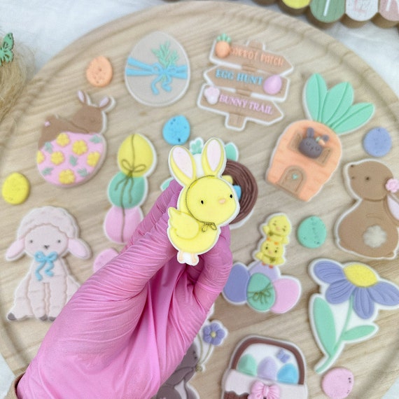 Happy Easter Acryl-Kuchenaufsatz – Hasenohren & Blumen, 12,7 X 15,2 Cm, Von 3 Little Desserts, Ostertorte Deko