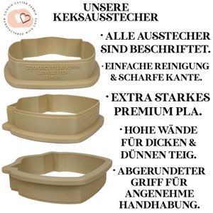 May include: Three beige cookie cutters with rounded handles and high walls. The top cutter is labeled 'COOKIECUTTERFABRIK LOVELETTER 3 INCH'. The text on the right side reads: 'UNSERE KEKSAUSSTECHER', 'ALLE AUSSTECHER SIND BESCHRIFTET', 'EINFACHE REINIGUNG & SCHARFE KANTE', 'EXTRA STARKES PREMIUM PLA', 'HOHE W&Auml;NDE F&Uuml;R DICKEN & D&Uuml;NNEN TEIG', 'ABGERUNDETER GRIFF F&Uuml;R ANGENEHME HANDHABUNG'.