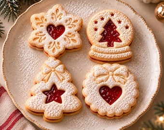 Può includere: Quattro biscotti farciti con marmellata rossa su un piatto bianco. I biscotti hanno la forma di un fiocco di neve con un cuore, una palla di neve con un albero, un albero di Natale con una stella e una ghirlanda rotonda con un cuore, spolverati di zucchero.