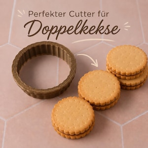 Può includere: Un tagliabiscotti circolare marrone con bordo scanalato, posizionato accanto a tre biscotti farciti impilati. Il testo "Perfekter Cutter für Doppelkekse" è stampato sopra il tagliabiscotti, con una freccia bianca che punta verso i biscotti.