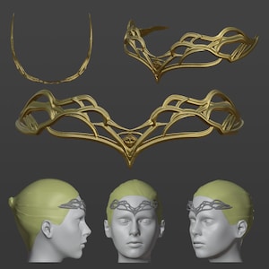 Può includere: Una collezione di diademi e fasce per capelli color oro. I disegni presentano motivi intricati e fluenti e un elemento decorativo centrale. L'immagine mostra anche un modello che indossa un diadema color argento, fornendo un senso di scala e indossabilità.