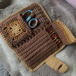 i found this really cute fox themed crochet hook case, and i'd like to  recreate it but i just can't decide which stitch was used… was the main  body made with extended