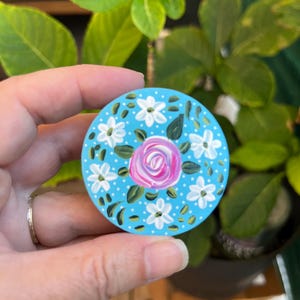 Bouton de meuble peint à la main.