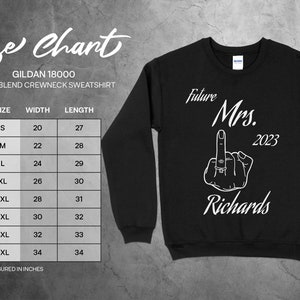 Può includere: Felpa nera con testo bianco che recita "Future Mrs. 2023 Richards" con un dito medio e un anello. Tabella delle taglie inclusa con misure in pollici.