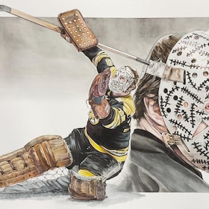 Peut inclure: Une peinture à l'aquarelle d'un gardien de hockey en action, portant un uniforme noir et jaune et un masque de gardien blanc unique, cousu. Le gardien effectue un arrêt avec son bâton levé en l'air. La peinture est signée par l'artiste.