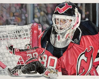Pode incluir: Uma pintura em aquarela de um goleiro de hóquei com um jersey vermelho e preto com o número 30 na frente. O goleiro está usando uma máscara prateada com um design vermelho e preto. O goleiro está em posição defensiva, com a luva levantada na frente dele. A pintura é ambientada em um fundo de um gol de hóquei e uma multidão de pessoas.